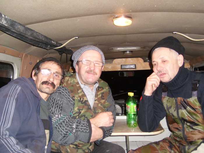 В преддверии рыбалки. Слева направо: Аглям, Серега-"охотник", Славик